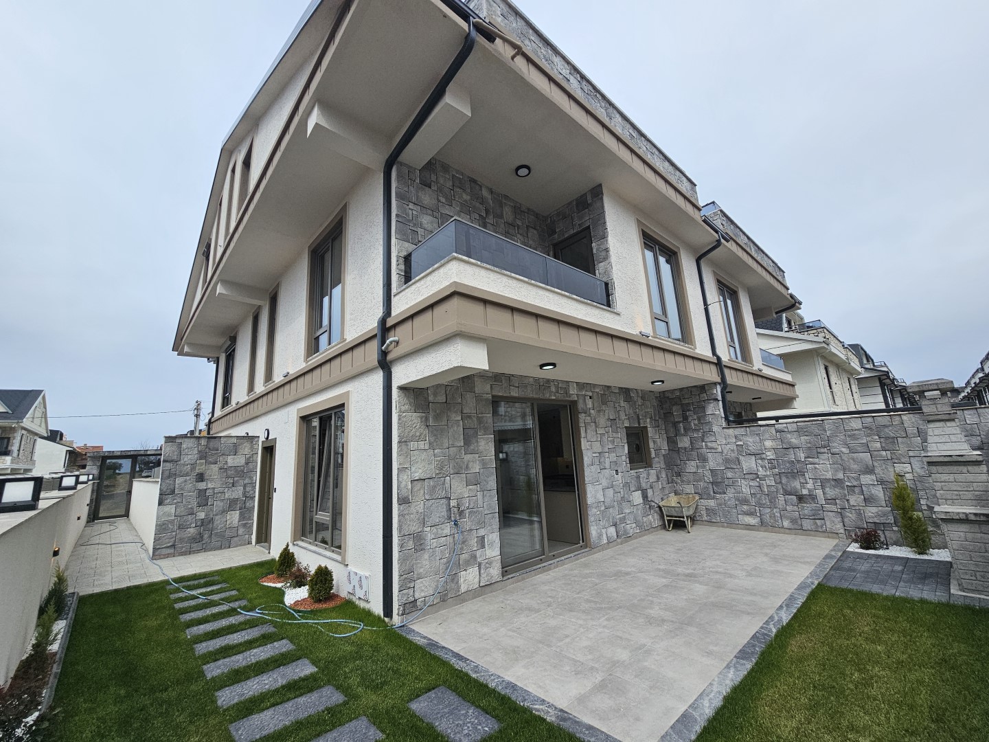 4+1 BAHÇELİ, BARBEKÜLÜ, DENİZE YAIN VİLLA