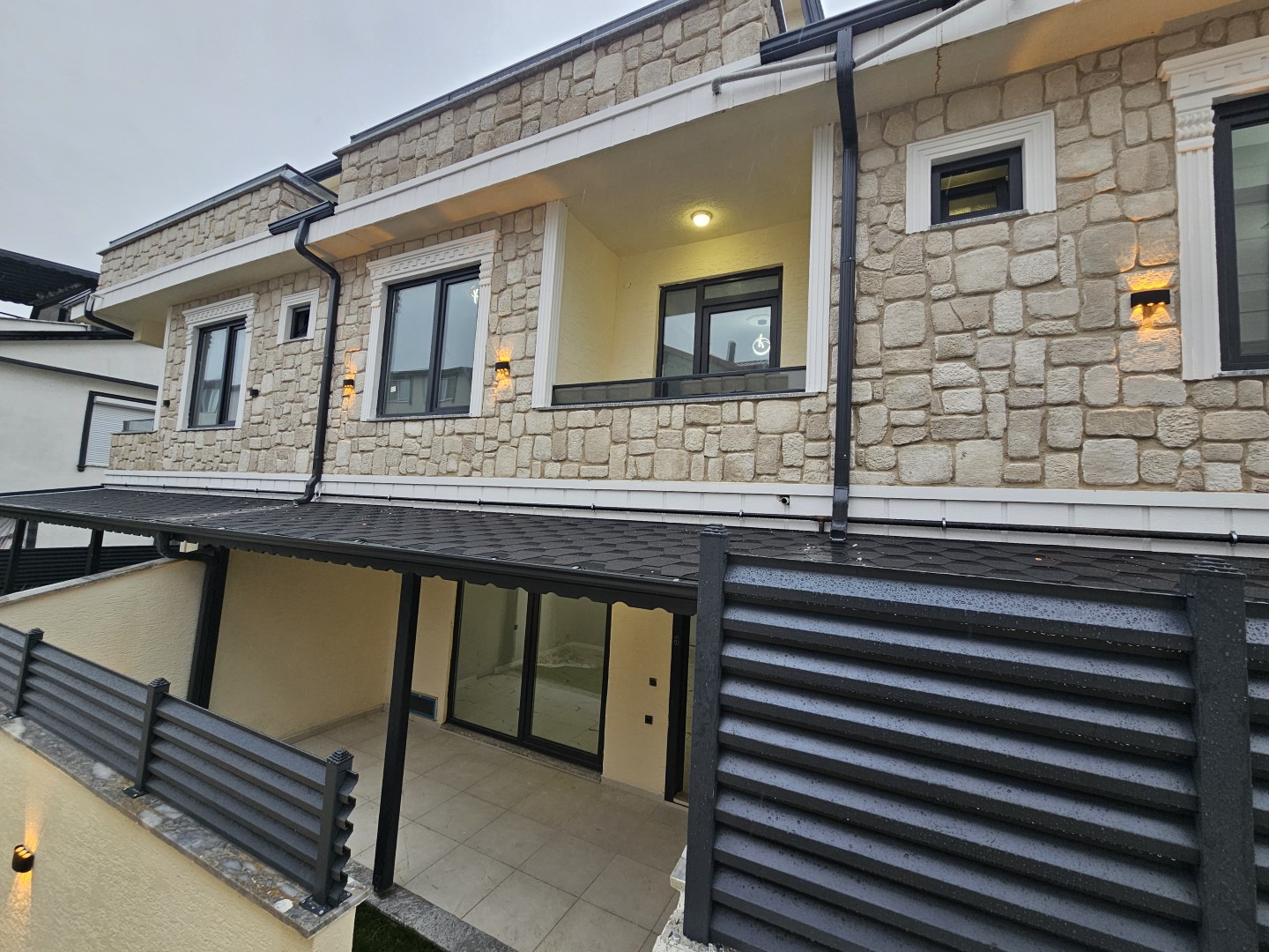 4+1 VERANDALI, PERGOLELİ DENİZE YAKIN VİLLA