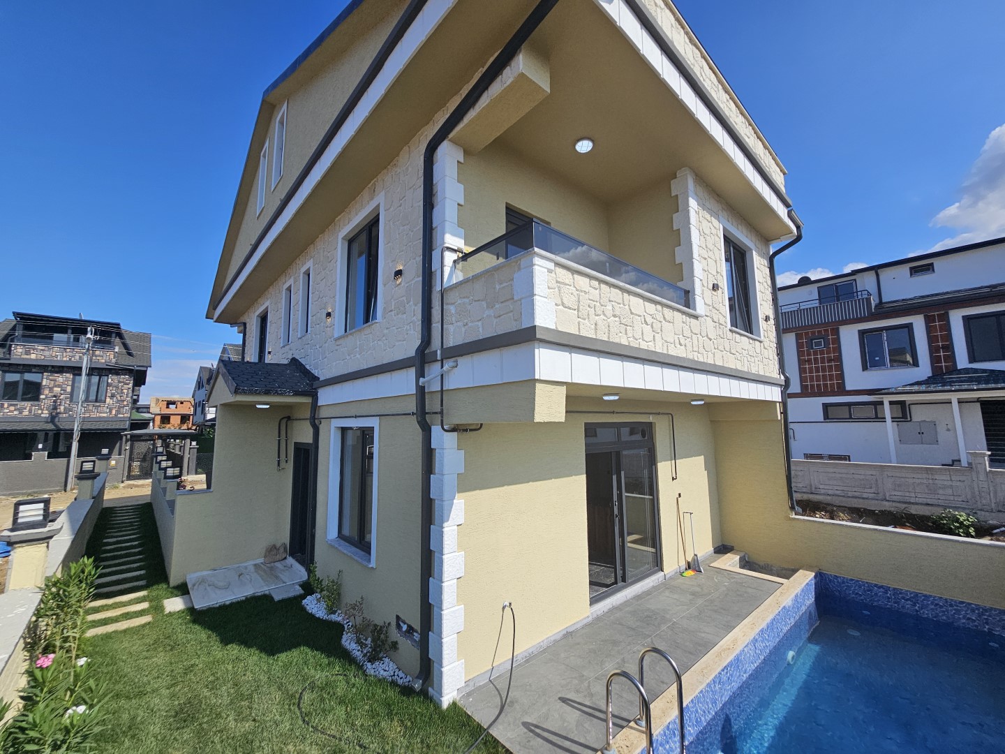4+1 MÜSTAKİL HAVUZLU, ÖN CEPHE SATILIK VİLLA