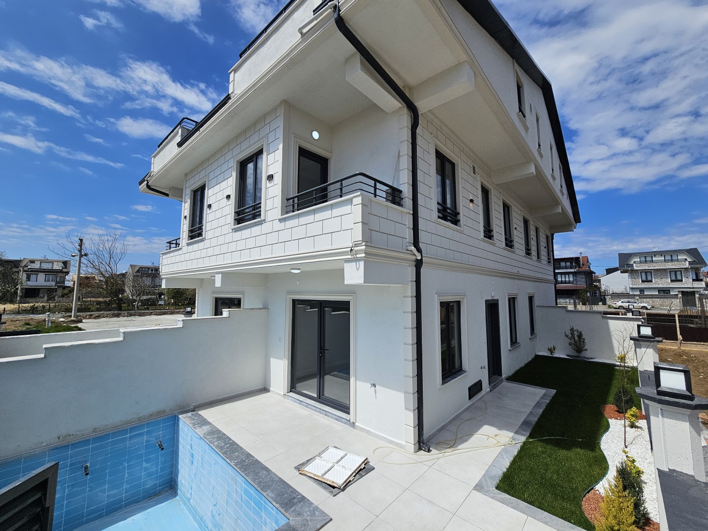 4+1 ÖN CEPHE, MÜSTAKİL HAVUZLU , AYRI MUTFAKLI VİLLA